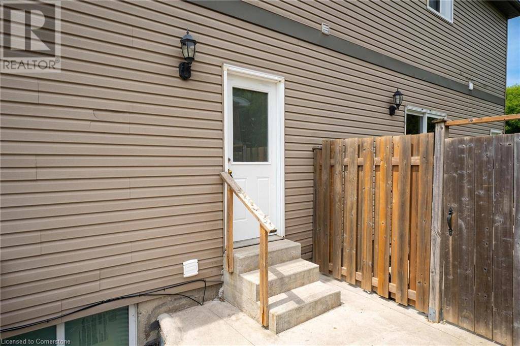 Kitchener, ON N2A2L7,120 JANSEN Avenue