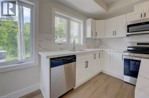 Kitchener, ON N2G3J5,17 PETER ST #4