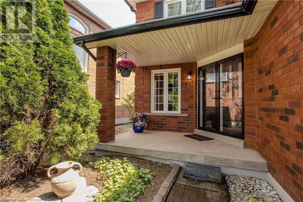 Burlington, ON L7L6H6,561 PHOEBE Crescent