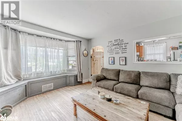Barrie, ON L4N1S4,114 MAPLE Avenue