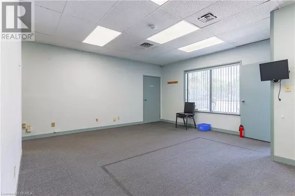 Brantford, ON N3R2J4,166 CHARING CROSS ST #A
