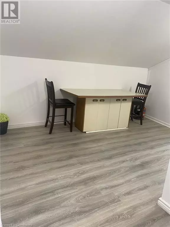 Cambridge, ON N1R3J4,48 AINSLIE Street S
