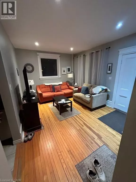 Cambridge, ON N1R4K6,34 OAK Street