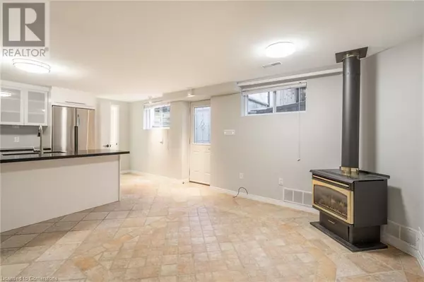 Dundas, ON L9H6S9,4 CREEKWOOD PL #Lower