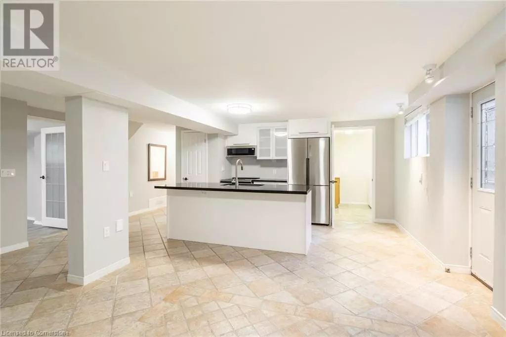 Dundas, ON L9H6S9,4 CREEKWOOD PL #Lower