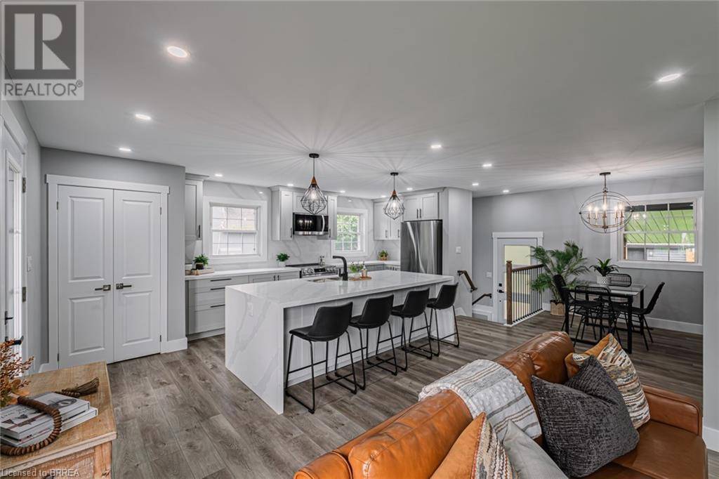 Brantford, ON N3T1B7,61 CLENCH Avenue