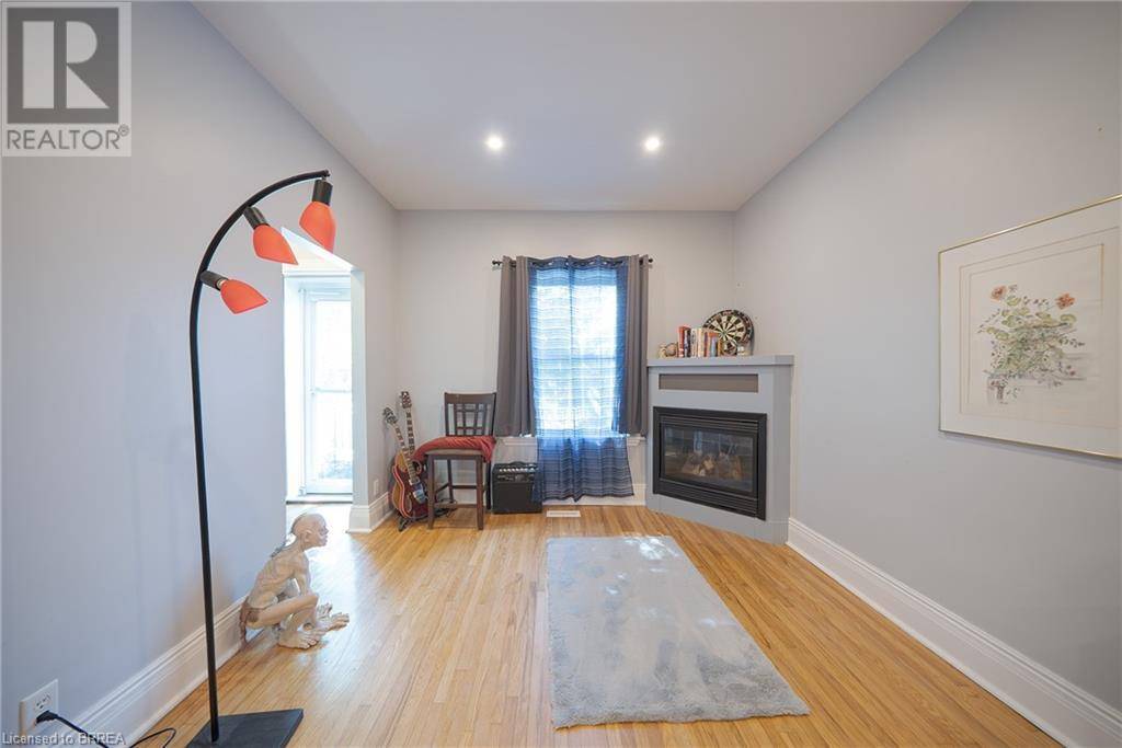 Brantford, ON N3R3Y6,102 SYDENHAM Street