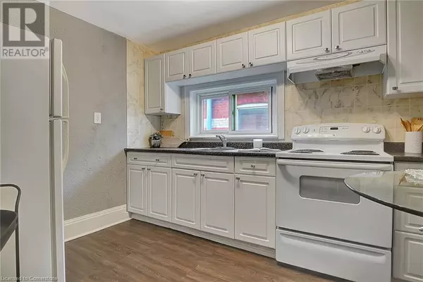 Cambridge, ON N3H2A6,211 DOLPH Street N