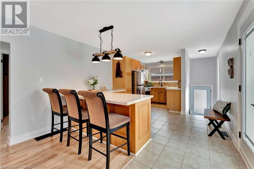 Burlington, ON L7T3S9,635 INVERNESS Avenue
