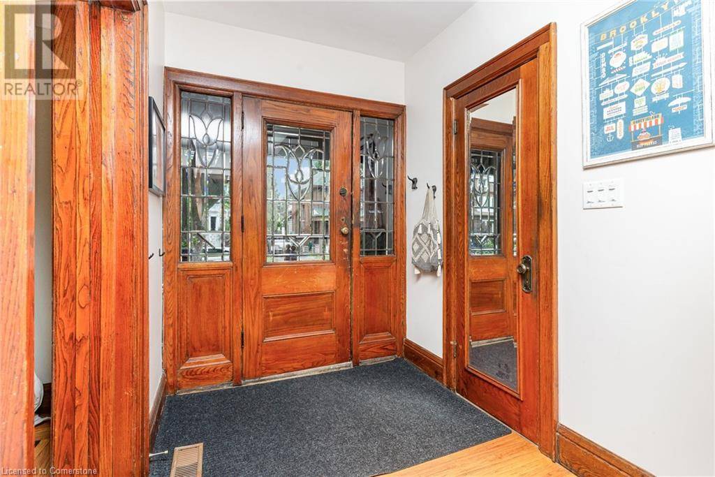 Hamilton, ON L8M2Y9,21 PROSPECT Street S
