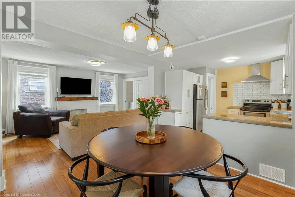 Waterloo, ON N2J3E4,35 MOORE Avenue N