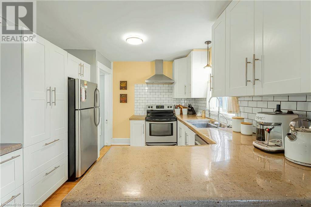 Waterloo, ON N2J3E4,35 MOORE Avenue N