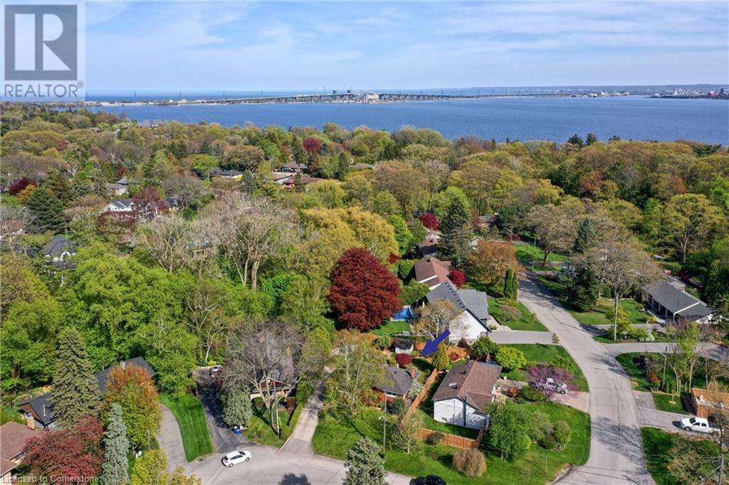 Burlington, ON L7T2Y8,811 TEAL Drive