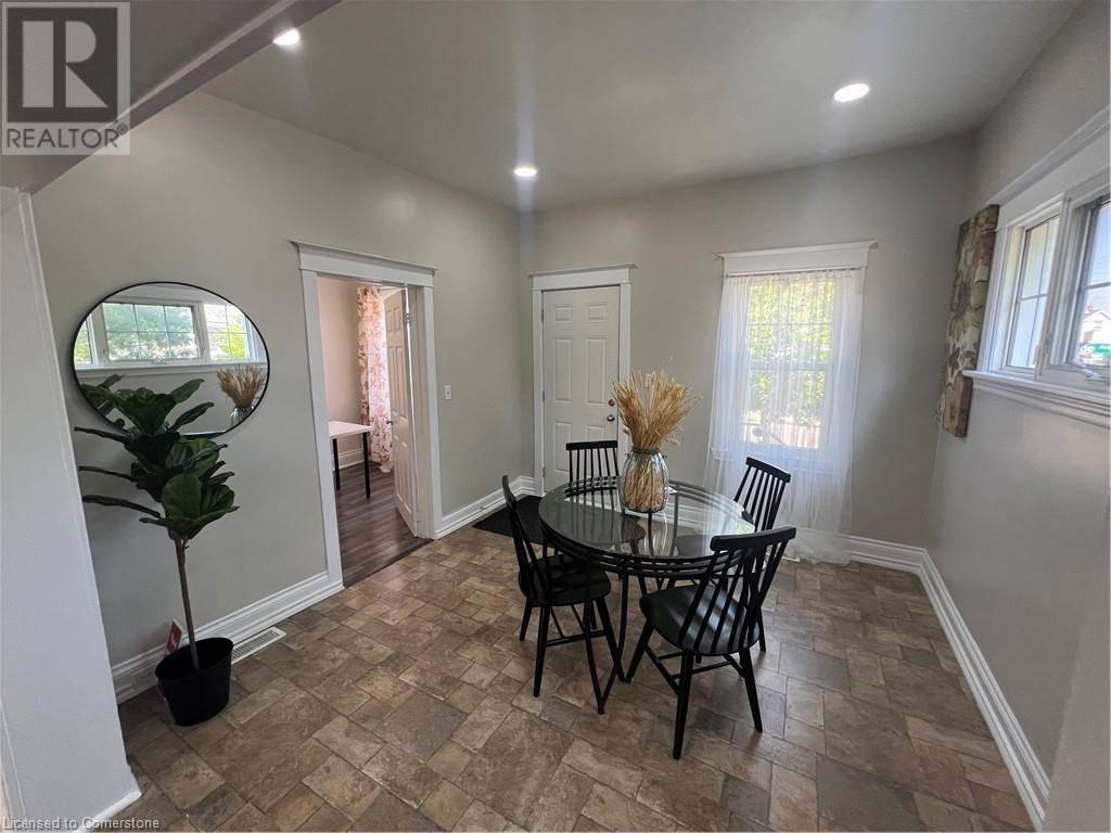 Hamilton, ON L8H4W2,56 GARSIDE Avenue N