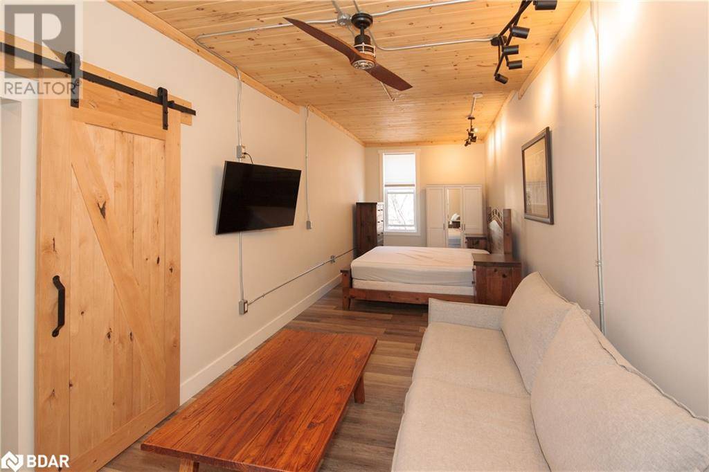 Orillia, ON L3V5A8,19 PETER ST #2