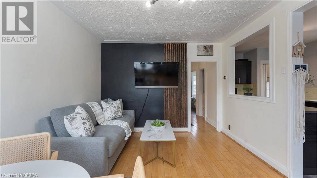 Brantford, ON N3R4R2,69 LYONS Avenue