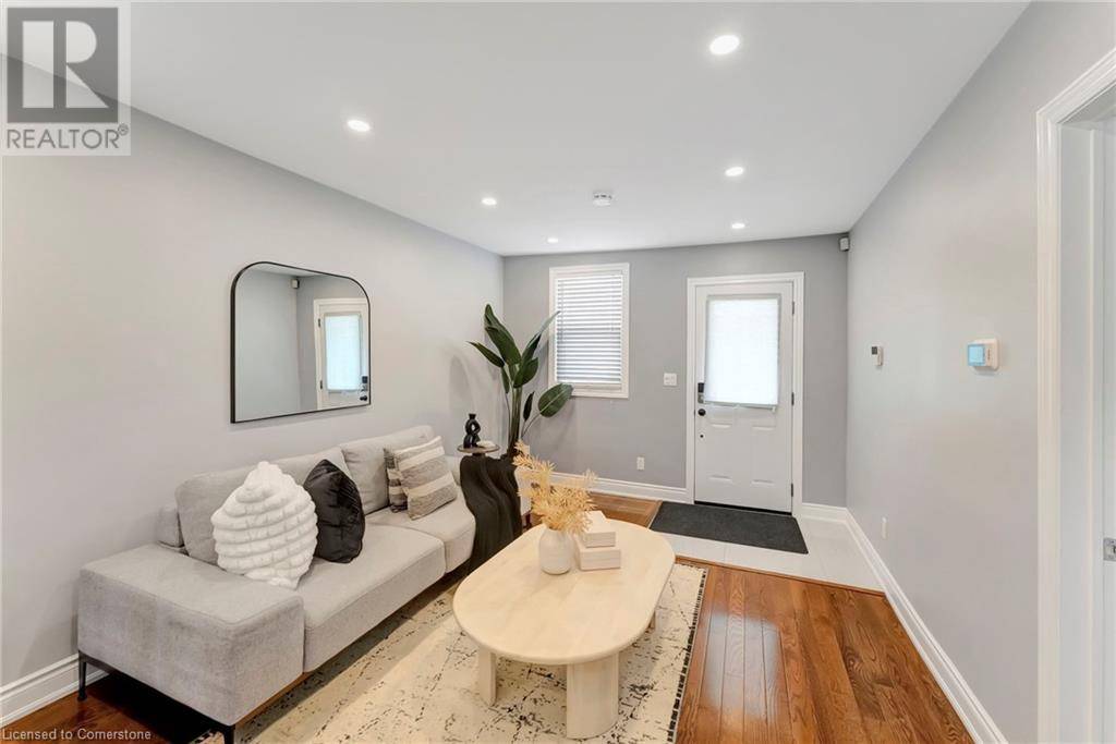 Hamilton, ON L8H1S8,746 ROXBOROUGH Avenue