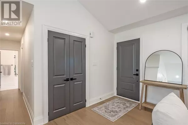 Burlington, ON L7N2W3,564 MAPLEHILL Drive