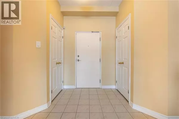 Hamilton, ON L9A2S7,416 LIMERIDGE RD East #109