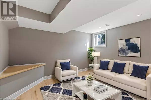 Oakville, ON L6M4X3,2270 DUNFOREST Crescent