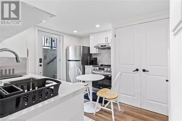 Oakville, ON L6K2C2,523 PINEGROVE RD #Lower