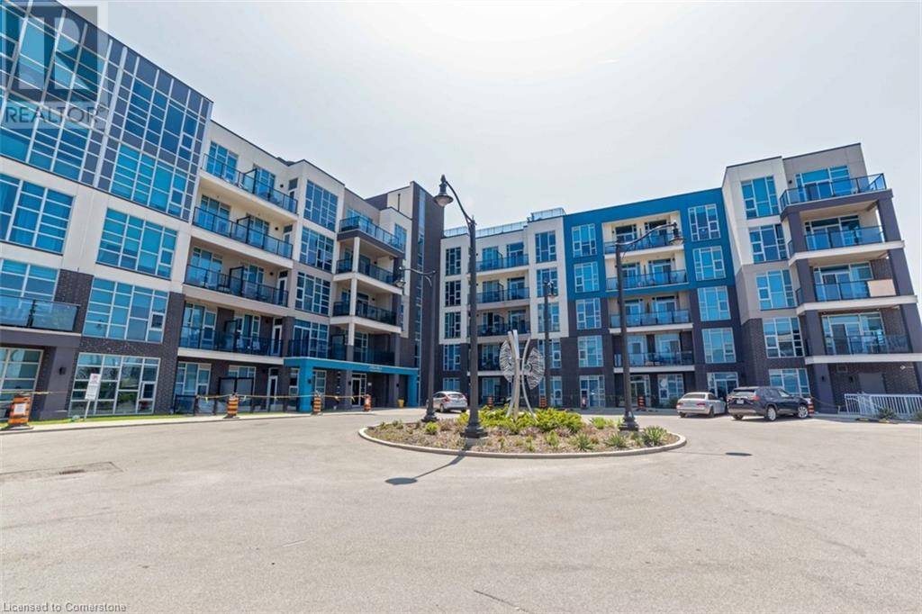 10 CONCORD PL #201, Grimsby, ON L3M0G6