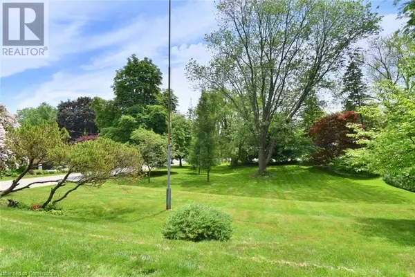 Dundas, ON L9H5A5,4 SUN Avenue