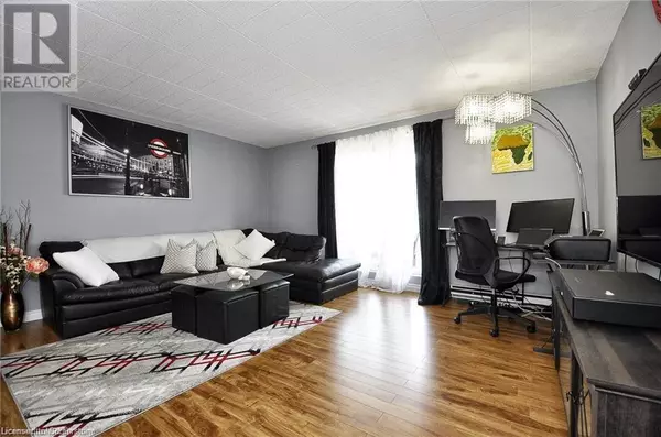 Kitchener, ON N2C1J4,71 VANIER DR #205