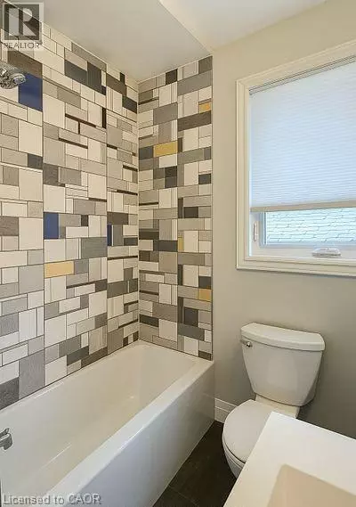Hamilton, ON L8T3Z8,37 KINGSLEA DR #UPPER