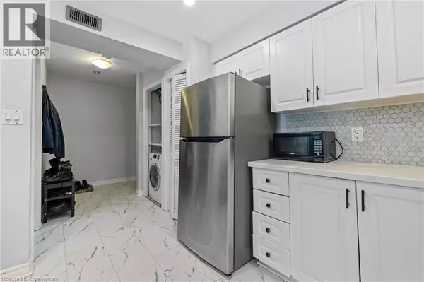 Hamilton, ON L8L5E1,28 VICTORIA AVE North #104