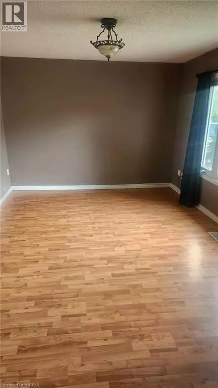 Brantford, ON N3V1A6,61 WOODLAWN Avenue