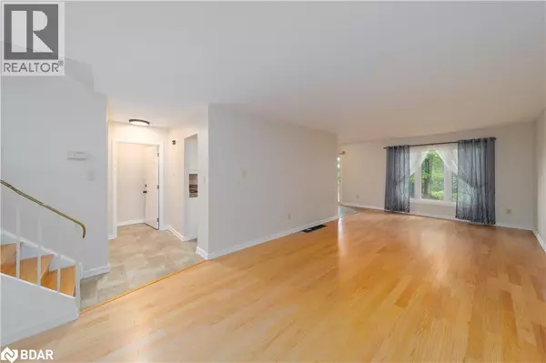 Barrie, ON L4M5B5,14 ASHDALE Court Unit# MAIN/UPPER LEVEL