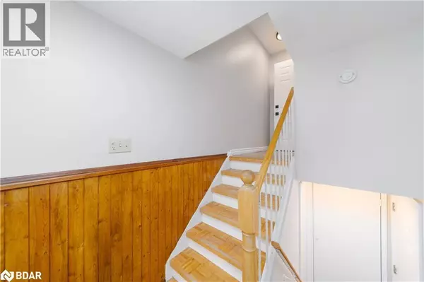 Barrie, ON L4M5B5,14 ASHDALE Court Unit# MAIN/UPPER LEVEL