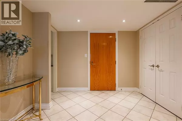 Oakville, ON L6J6M9,100 LAKESHORE RD East #710