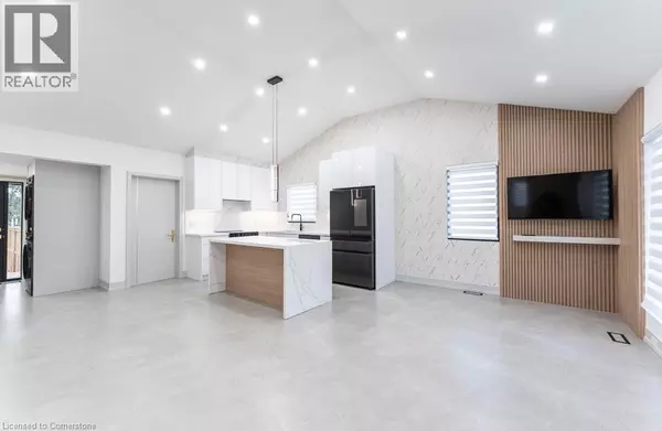 Hamilton, ON L8E1S5,174 ROXBOROUGH Avenue