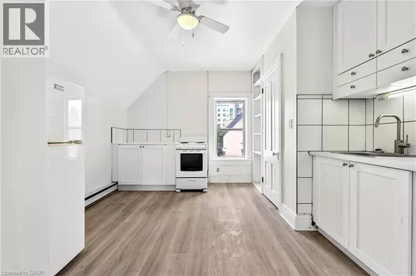 Cambridge, ON N1R2A7,15 WARNOCK ST #Upper