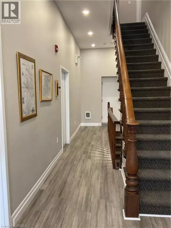 Brantford, ON N3T4L9,98 LORNE CRES #1