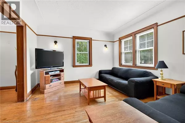 Burlington, ON L7T3L5,1025 KING Road