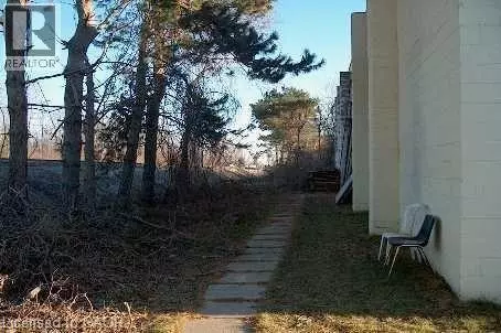 Burlington, ON L7T2X5,435 ENFIELD RD #A