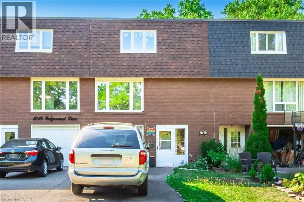 Oakville, ON L6H1N7,1021 FALGARWOOD Drive