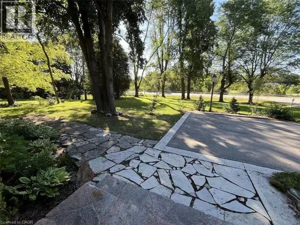 Dundas, ON L9H5E3,915 GOVERNORS Road