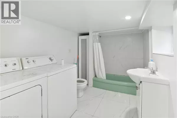 Hamilton, ON L8S2V9,61 BROADWAY Avenue