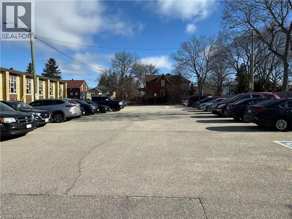 Cambridge, ON N3H3N1,423 KING ST East #1