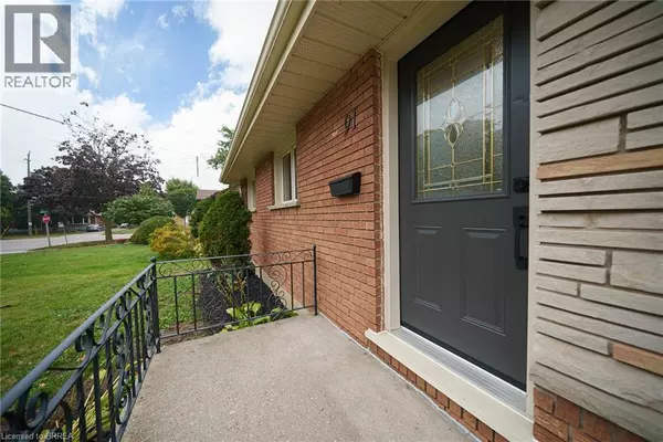 Brantford, ON N3R3N4,91 VARADI Avenue