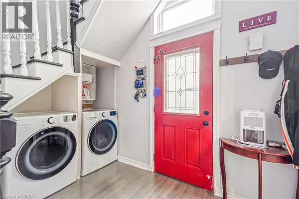 Brantford, ON N3R1G1,60 TERRACE HILL Street