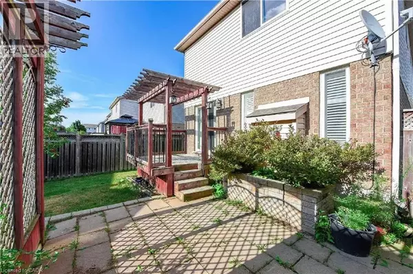 Kitchener, ON N2E4J8,679 COMMONWEALTH CRES #UPPER