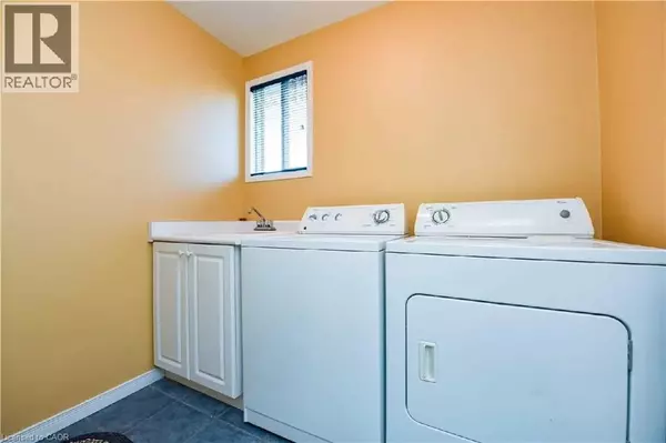 Kitchener, ON N2E4J8,679 COMMONWEALTH CRES #UPPER