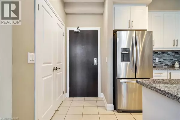 Oakville, ON L6H0K4,272 GEORGIAN DR #306