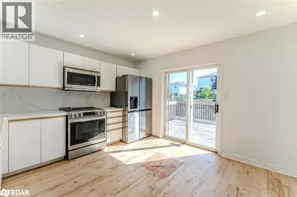 Barrie, ON L4M6P6,9 KESTREL CT #Upper