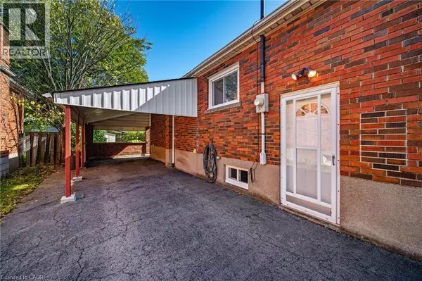 Hamilton, ON L8V3P9,327 EAST 31ST Street